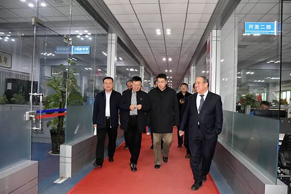 鄭州市工信系統(tǒng)平安建設(shè)暨創(chuàng)建平安企業(yè)工作現(xiàn)場(chǎng)會(huì)在森源鴻馬召開(圖7)