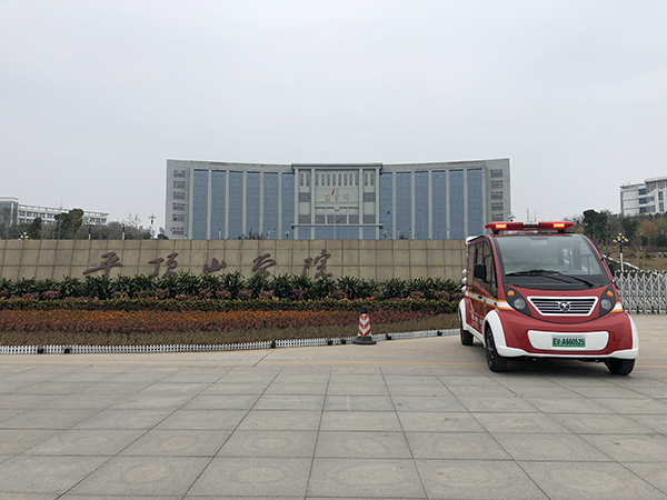 消防安全進(jìn)校園——平頂山學(xué)院消防巡邏車上崗(圖2)