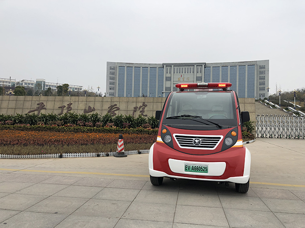 消防安全進(jìn)校園——平頂山學(xué)院消防巡邏車上崗(圖3)
