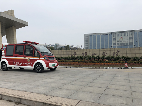 消防安全進(jìn)校園——平頂山學(xué)院消防巡邏車上崗(圖1)