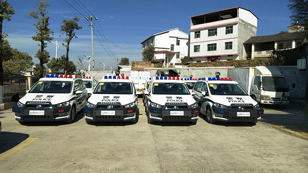 福建龍巖市多功能移動警務(wù)平臺列裝上崗(圖1)