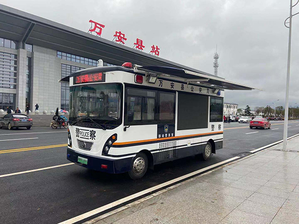 高鐵與“警”同行||江西萬(wàn)安縣高鐵站移動(dòng)警務(wù)室守護(hù)平安出行(圖2) 高鐵與“警”同行||江西萬(wàn)安縣高鐵站移動(dòng)警務(wù)室守護(hù)平安出行(圖2)