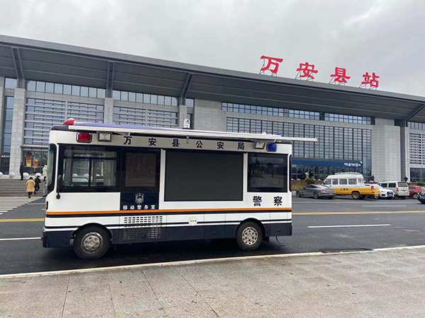 高鐵與“警”同行||江西萬(wàn)安縣高鐵站移動(dòng)警務(wù)室守護(hù)平安出行(圖1) 高鐵與“警”同行||江西萬(wàn)安縣高鐵站移動(dòng)警務(wù)室守護(hù)平安出行(圖1)