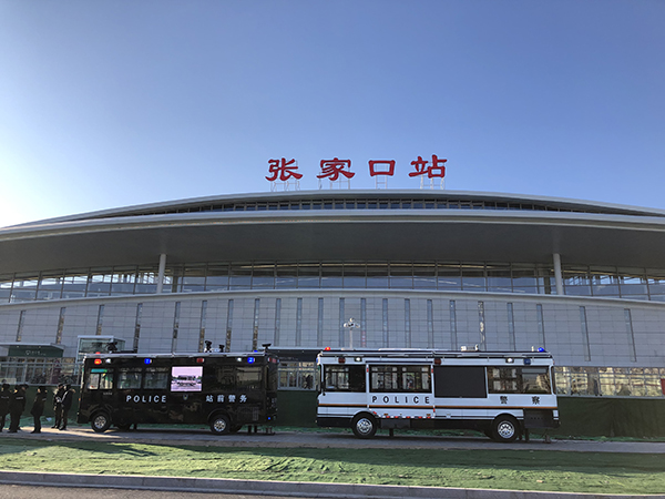 京張高鐵首開通 森源鴻馬移動(dòng)警務(wù)室全力護(hù)航(圖3) 京張高鐵首開通 森源鴻馬移動(dòng)警務(wù)室全力護(hù)航(圖3)