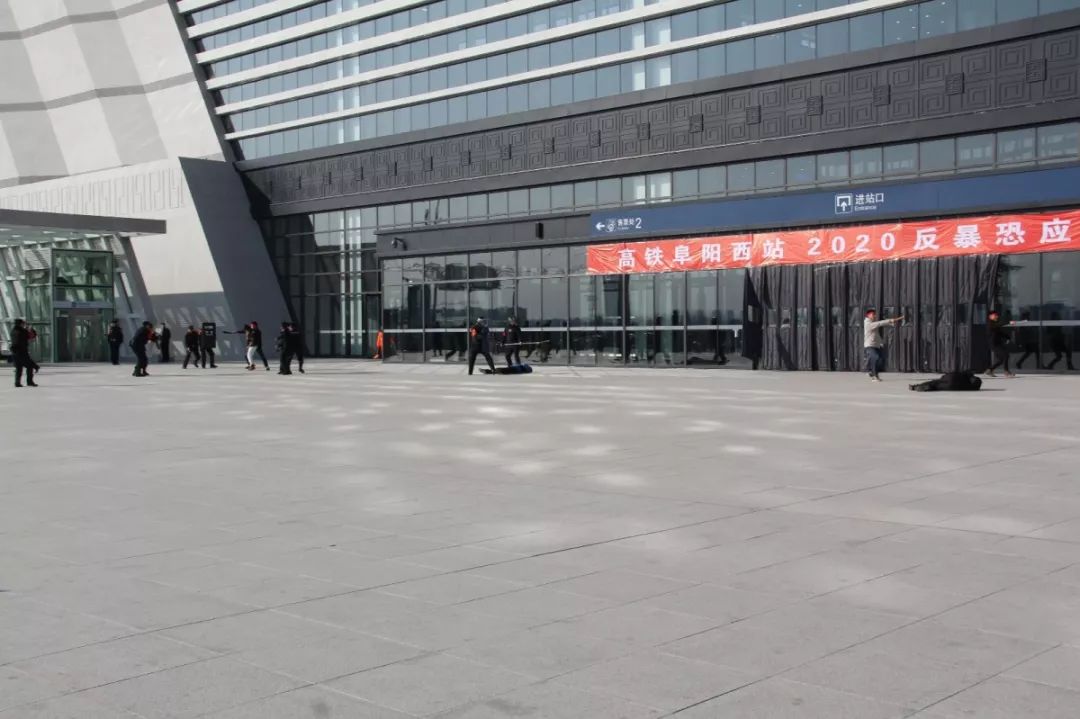 【阜陽】練為戰(zhàn)！市局組織開展“高鐵阜陽西站2020反暴恐應(yīng)急演練”(圖2)