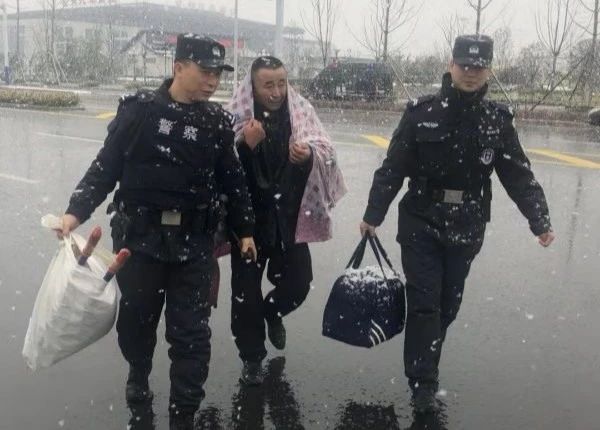 【亳州】雪“警”VS雪景|最美的不是下雪天，而是雪中堅(jiān)守的身影......(圖1)