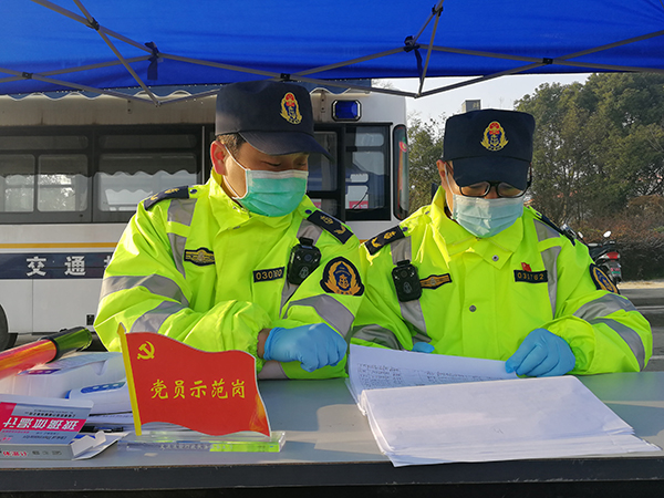 守住一道門(mén) 守護(hù)一座城//安徽蚌埠移動(dòng)交通執(zhí)法站上崗 抗“疫”一線安全有我(圖2) 守住一道門(mén) 守護(hù)一座城//安徽蚌埠移動(dòng)交通執(zhí)法站上崗 抗“疫”一線安全有我(圖2)