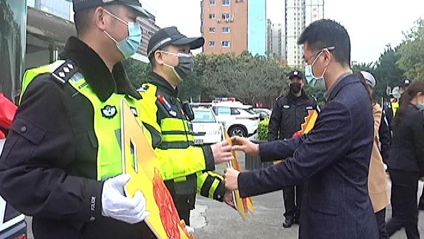 讓戰(zhàn)“疫”民警有個“家”！南海一批移動警務(wù)車投入使用(圖3)