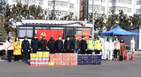 洛寧縣委常委慰問疫情防控綜合平臺執(zhí)勤民警(圖2) 洛寧縣委常委慰問疫情防控綜合平臺執(zhí)勤民警(圖2)