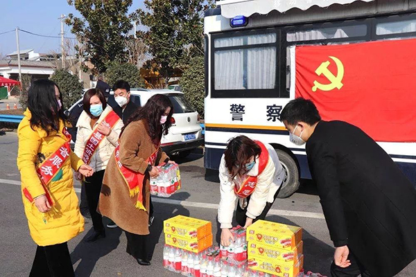 洛寧縣委常委慰問疫情防控綜合平臺執(zhí)勤民警(圖3) 洛寧縣委常委慰問疫情防控綜合平臺執(zhí)勤民警(圖3)