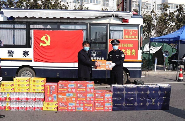 洛寧縣委常委慰問疫情防控綜合平臺執(zhí)勤民警(圖1) 洛寧縣委常委慰問疫情防控綜合平臺執(zhí)勤民警(圖1)