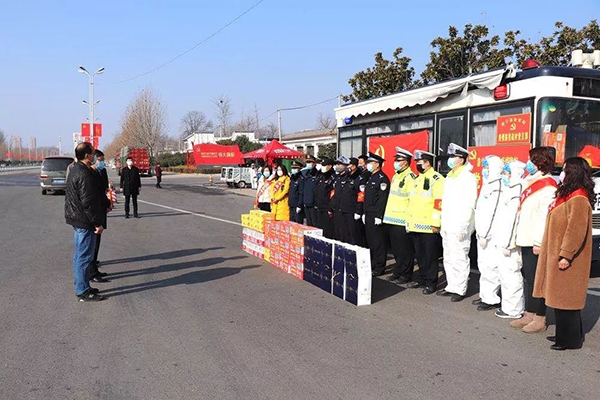 洛寧縣委常委慰問疫情防控綜合平臺執(zhí)勤民警(圖5) 洛寧縣委常委慰問疫情防控綜合平臺執(zhí)勤民警(圖5)