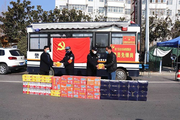 洛寧縣委常委慰問疫情防控綜合平臺執(zhí)勤民警(圖4) 洛寧縣委常委慰問疫情防控綜合平臺執(zhí)勤民警(圖4)