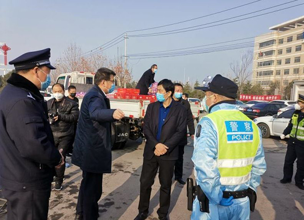 洛陽吉利區(qū)人大到疫情防控檢查點(diǎn)慰問執(zhí)勤民警(圖1)