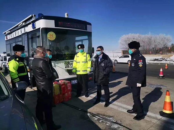 讓黨旗在疫情防控第一線高高飄揚(yáng) 讓警徽在疫情防控最前沿熠熠生輝(圖1) 讓黨旗在疫情防控第一線高高飄揚(yáng) 讓警徽在疫情防控最前沿熠熠生輝(圖1)