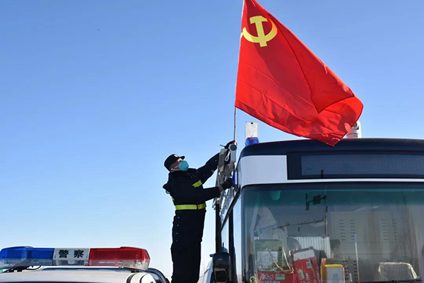 讓黨旗在疫情防控第一線高高飄揚(yáng) 讓警徽在疫情防控最前沿熠熠生輝(圖3) 讓黨旗在疫情防控第一線高高飄揚(yáng) 讓警徽在疫情防控最前沿熠熠生輝(圖3)