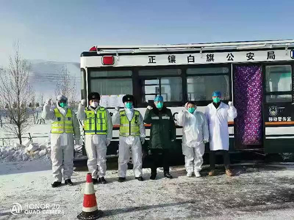 讓黨旗在疫情防控第一線高高飄揚(yáng) 讓警徽在疫情防控最前沿熠熠生輝(圖4) 讓黨旗在疫情防控第一線高高飄揚(yáng) 讓警徽在疫情防控最前沿熠熠生輝(圖4)