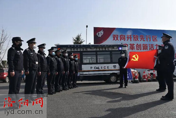 洛陽(yáng)戰(zhàn)“疫”民警“火線入黨”(圖1)
