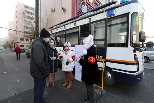 黑龍江齊齊哈爾：小區(qū)門前來了輛治安警務(wù)車，接下來，暖了！(圖1)