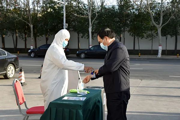 鄭州市經(jīng)開區(qū)黨工委書記、管委會主任樊福太蒞臨森源鴻馬檢查指導(dǎo)(圖2)