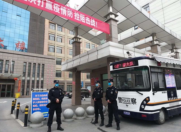 移動(dòng)警務(wù)室:防“疫”先鋒筑牢安全防線(圖1) 移動(dòng)警務(wù)室:防“疫”先鋒筑牢安全防線(圖1)