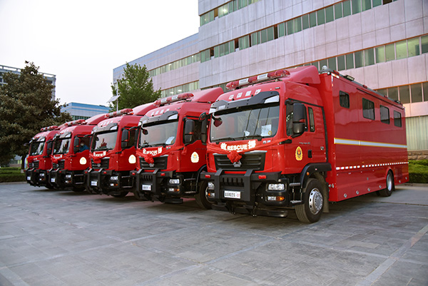 致敬英雄！森源鴻馬多功能宿營(yíng)車(chē)駛向四川  讓消防戰(zhàn)士有個(gè)“移動(dòng)的家”(圖2)