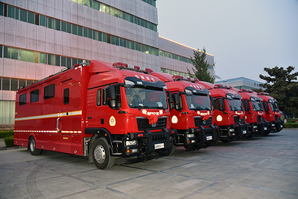 致敬英雄！森源鴻馬多功能宿營(yíng)車(chē)駛向四川  讓消防戰(zhàn)士有個(gè)“移動(dòng)的家”(圖3)