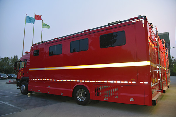 致敬英雄！森源鴻馬多功能宿營(yíng)車(chē)駛向四川  讓消防戰(zhàn)士有個(gè)“移動(dòng)的家”(圖5)