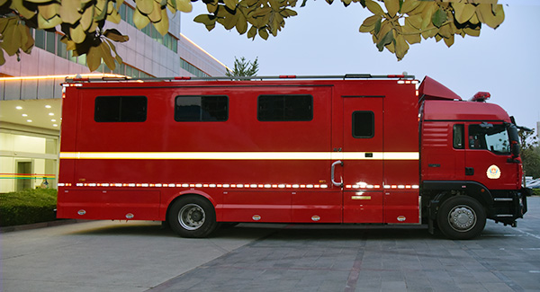 致敬英雄！森源鴻馬多功能宿營(yíng)車(chē)駛向四川  讓消防戰(zhàn)士有個(gè)“移動(dòng)的家”(圖4)