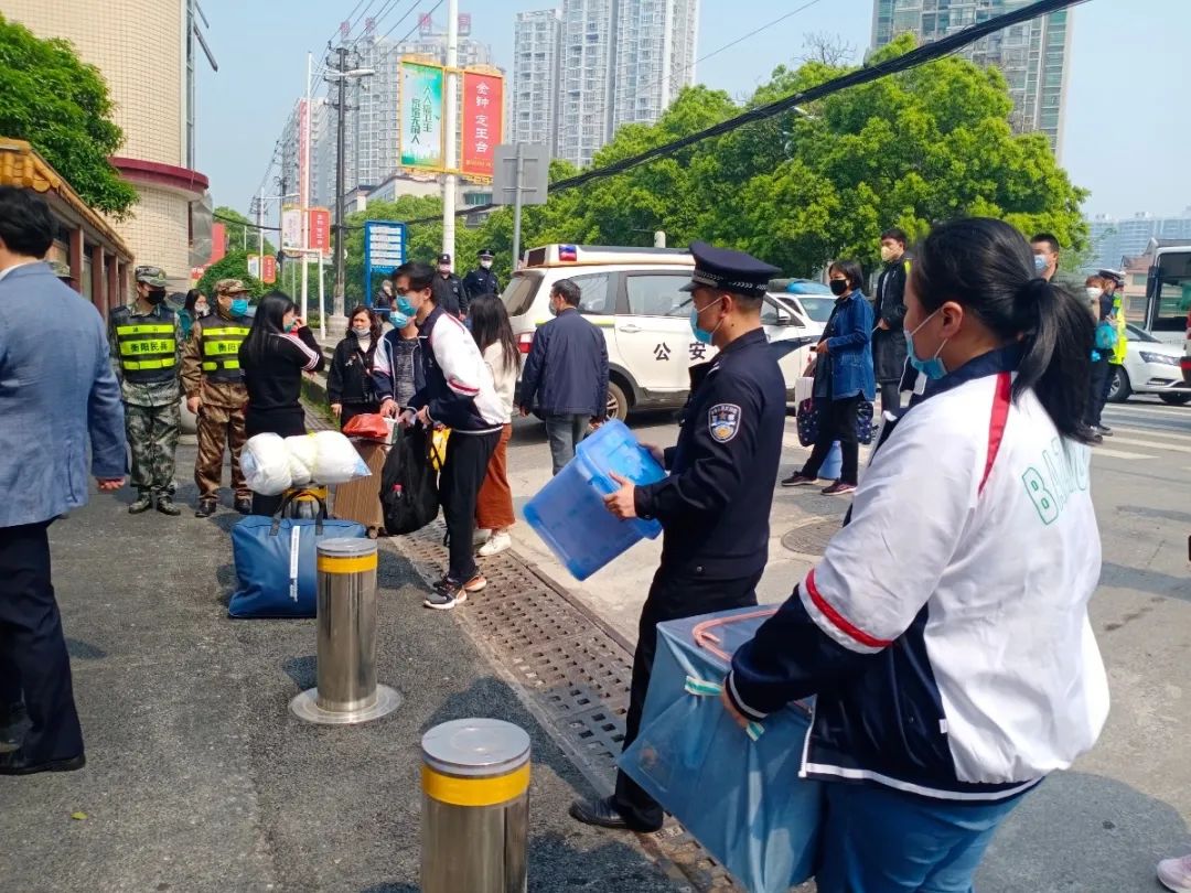 衡陽公安||校園衛(wèi)士”護衛(wèi)隊助推分級分批復學(圖4) 衡陽公安||校園衛(wèi)士”護衛(wèi)隊助推分級分批復學(圖4)