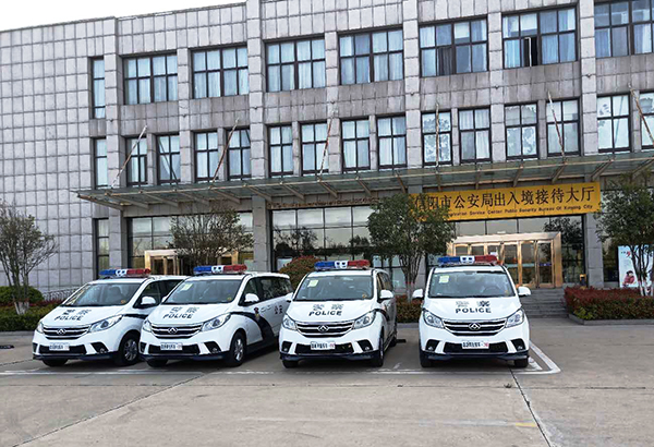 信陽警用多功能巡邏車上崗執(zhí)勤(圖1)