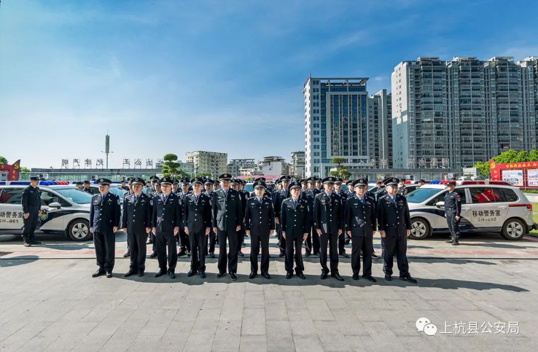 福建上杭縣公安局舉行警務(wù)裝備配發(fā)儀式(圖4) 福建上杭縣公安局舉行警務(wù)裝備配發(fā)儀式(圖4)