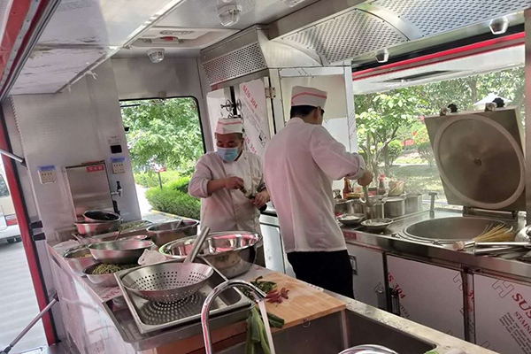 陜西楊凌:多功能飲食保障車正式“入伍” 戰(zhàn)勤保障力量再提升(圖1) 陜西楊凌:多功能飲食保障車正式“入伍” 戰(zhàn)勤保障力量再提升(圖1)