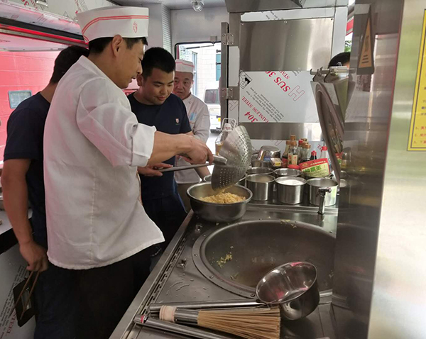 陜西楊凌:多功能飲食保障車正式“入伍” 戰(zhàn)勤保障力量再提升(圖4) 陜西楊凌:多功能飲食保障車正式“入伍” 戰(zhàn)勤保障力量再提升(圖4)