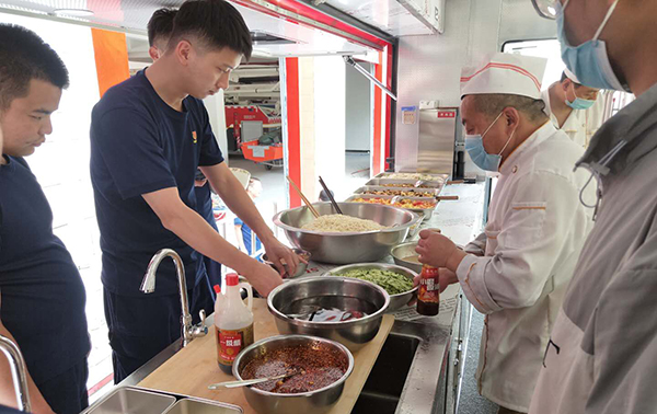 陜西楊凌:多功能飲食保障車正式“入伍” 戰(zhàn)勤保障力量再提升(圖3) 陜西楊凌:多功能飲食保障車正式“入伍” 戰(zhàn)勤保障力量再提升(圖3)