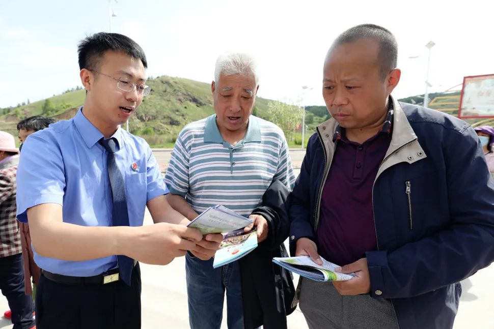 阿爾山市檢察院啟動(dòng)“民有所呼、我有所應(yīng)——群眾信訪件件有回復(fù)”檢察宣傳(圖6)