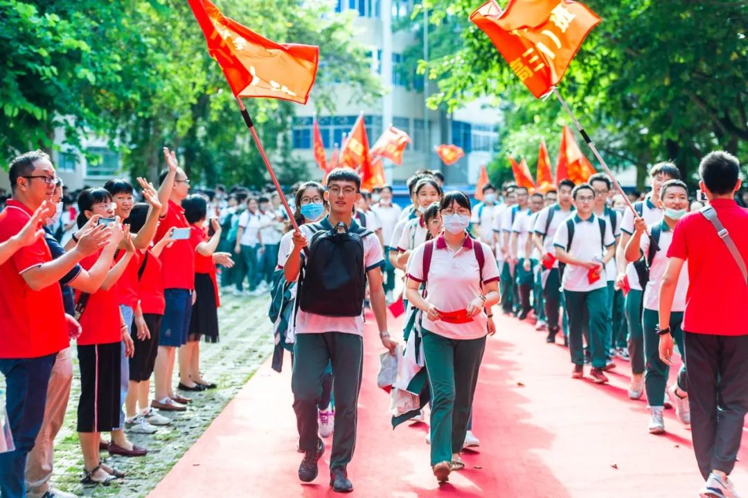 高考首日，梅州公安出動(dòng)警力2593人次為考生保駕護(hù)航(圖1)