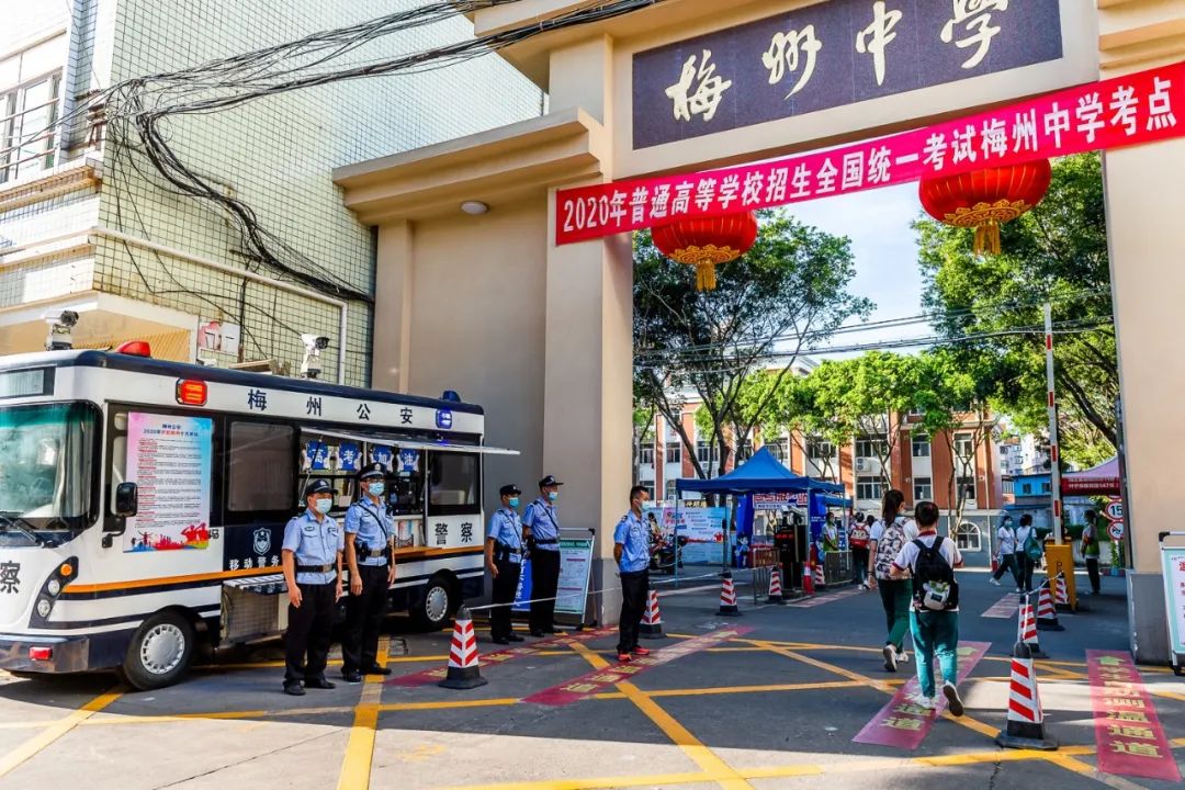 高考首日，梅州公安出動(dòng)警力2593人次為考生保駕護(hù)航(圖3)