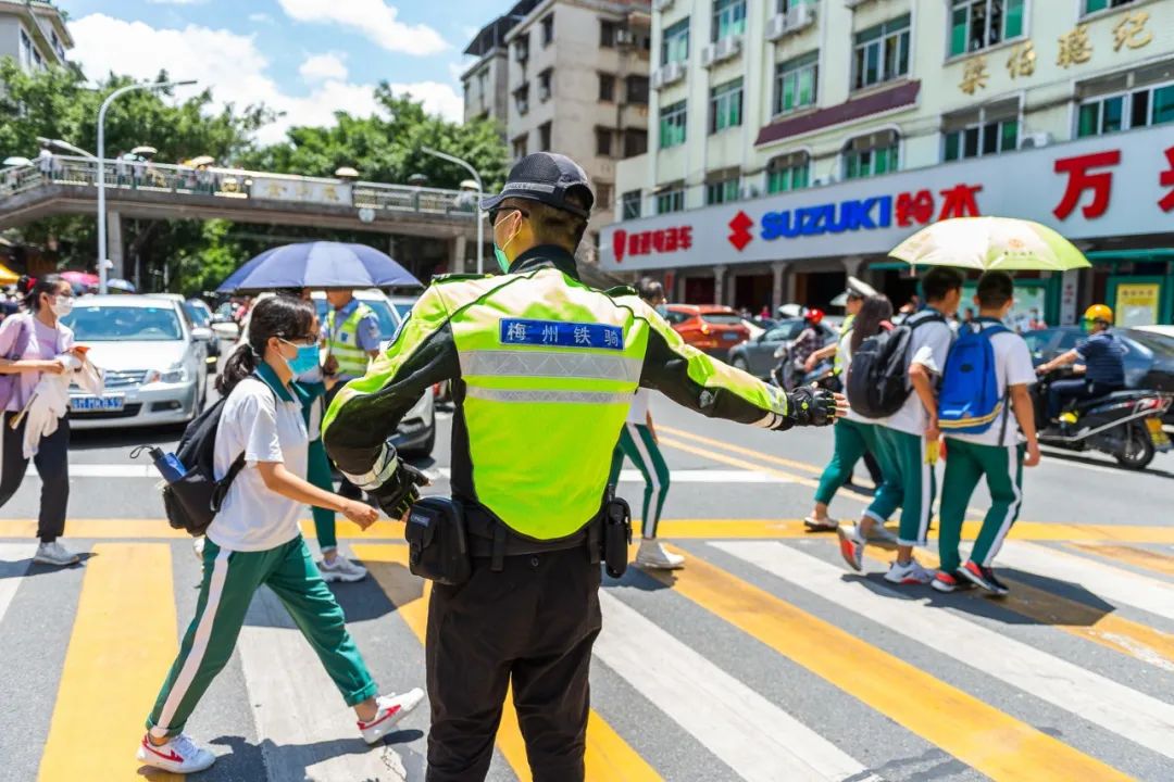 高考首日，梅州公安出動(dòng)警力2593人次為考生保駕護(hù)航(圖7)