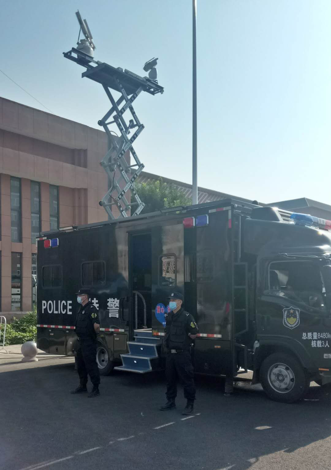 滄州警方啟用無人機(jī)反制車 助力高考安保嚴(yán)防黑飛(圖3) 滄州采用無人機(jī)反制車 助力高考安保嚴(yán)防黑飛