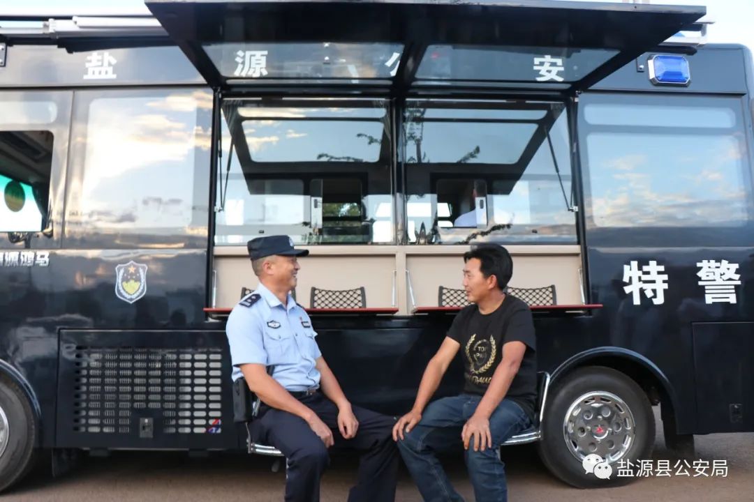 “移動警務(wù)室”亮相街頭 打造平安和諧鹽源(圖5) “移動警務(wù)室”亮相街頭 打造平安和諧鹽源(圖5)