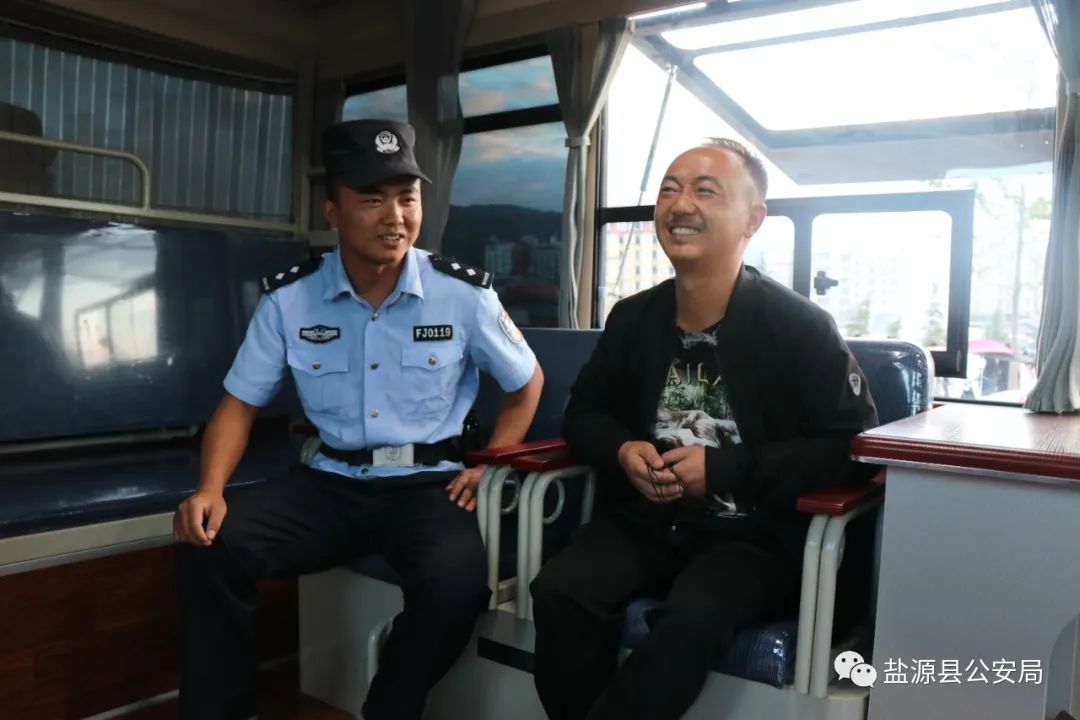 “移動警務(wù)室”亮相街頭 打造平安和諧鹽源(圖4) “移動警務(wù)室”亮相街頭 打造平安和諧鹽源(圖4)