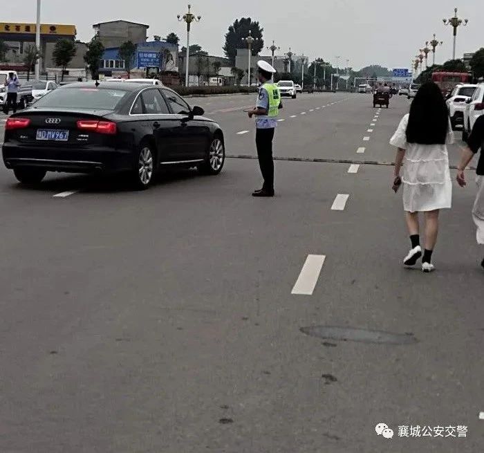 你們安心考試，我們?yōu)槟阏緧彛?圖3)