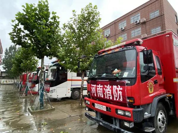 安徽潁上縣水閘被堵洪水下泄 河南消防大雨中轉(zhuǎn)戰(zhàn)馳援(圖3) 安徽潁上縣水閘被堵洪水下泄 河南消防大雨中轉(zhuǎn)戰(zhàn)馳援(圖3)