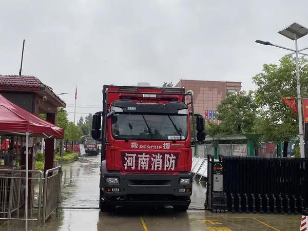 安徽潁上縣水閘被堵洪水下泄 河南消防大雨中轉(zhuǎn)戰(zhàn)馳援(圖2) 安徽潁上縣水閘被堵洪水下泄 河南消防大雨中轉(zhuǎn)戰(zhàn)馳援(圖2)