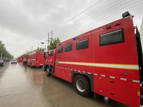 安徽潁上縣水閘被堵洪水下泄 河南消防大雨中轉(zhuǎn)戰(zhàn)馳援(圖4) 安徽潁上縣水閘被堵洪水下泄 河南消防大雨中轉(zhuǎn)戰(zhàn)馳援(圖4)