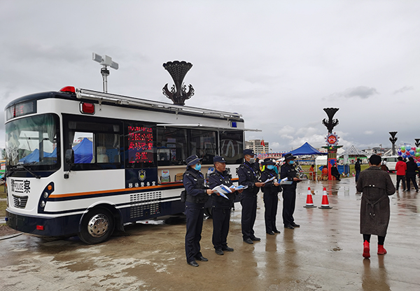 西藏那曲羌塘賽馬藝術(shù)節(jié)開幕    “公安鐵軍+移動警務(wù)室”筑牢安全屏障(圖3)