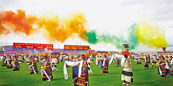 西藏那曲羌塘賽馬藝術(shù)節(jié)開幕    “公安鐵軍+移動警務(wù)室”筑牢安全屏障(圖1)