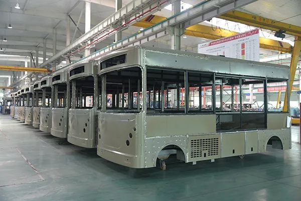 森源鴻馬新車間成功投產(chǎn)//積聚企業(yè)發(fā)展新動能 實現(xiàn)輝煌新跨越(圖4) 森源鴻馬新車間成功投產(chǎn)//積聚企業(yè)發(fā)展新動能 實現(xiàn)輝煌新跨越(圖4)