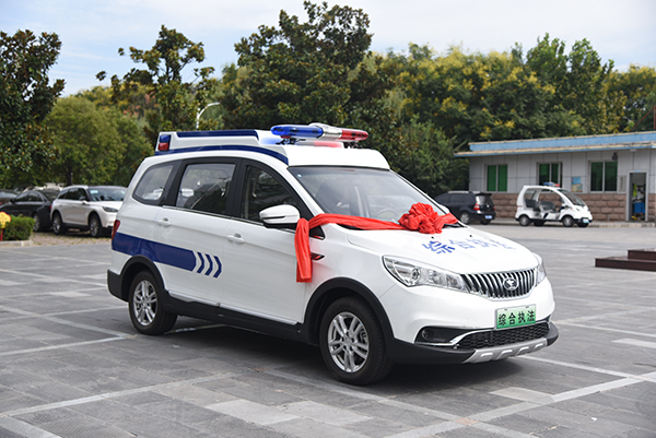 “執(zhí)法+服務(wù)”彰顯城市溫度||鶴壁采購電動執(zhí)法車(圖3)